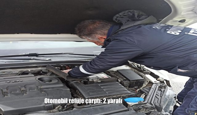 Van-Hakkari Karayolunda Kaza: Otomobil Refüje Çarptı, İki Kişi Hastaneye Kaldırıldı