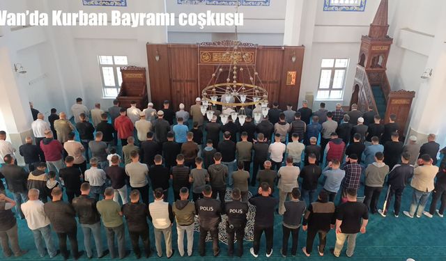 Van’da Kurban Bayramı namazında camiler doldu taştı