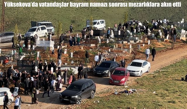 Yüksekova’da bayram namazının ardından mezarlıklara yoğun ziyaret