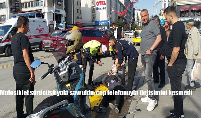 Taksiye Çarpıp Yere Savruldu, Telefonunu Bırakmadı: Erzurum’da İlginç Kaza Anı!