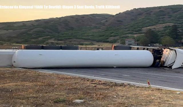 Erzincan'da Kimyasal Yüklü Tır Devrildi: Ulaşım 3 Saat Durdu, Trafik Kilitlendi