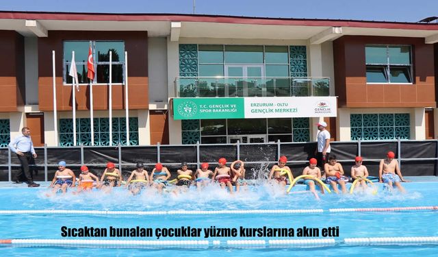 Oltulu çocuklar portatif yarı olimpik havuzda hem serinliyor hem de yüzmeyi öğreniyorlar