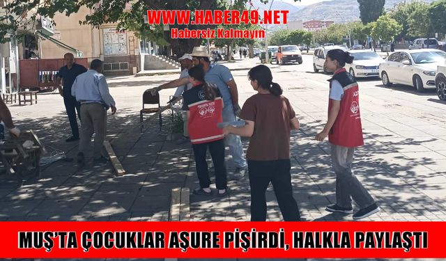 Muş’ta çocuklar kendi elleriyle yaptıkları aşureleri dağıttı