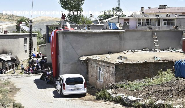 Bitlis Mutki’de Şehit Celalettin Uyanık’ın Baba Ocağına Türk Bayrağı Asıldı