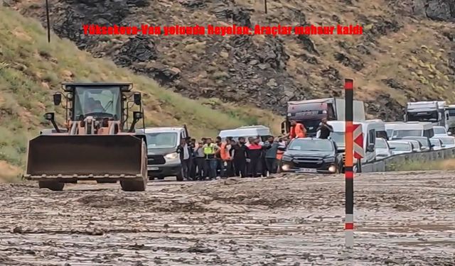 Yüksekova-Van Yolunda Heyelan Paniği: Araçlar Saatlerce Yolda Mahsur Kaldı!