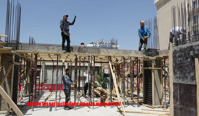 Van’da kavurucu sıcaklıkta inşaat işçilerinin zorlu mesaisi devam ediyor