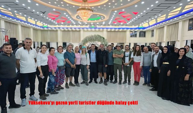 Yüksekova’da düğüne katılan yerli turistler halayla eğlendi