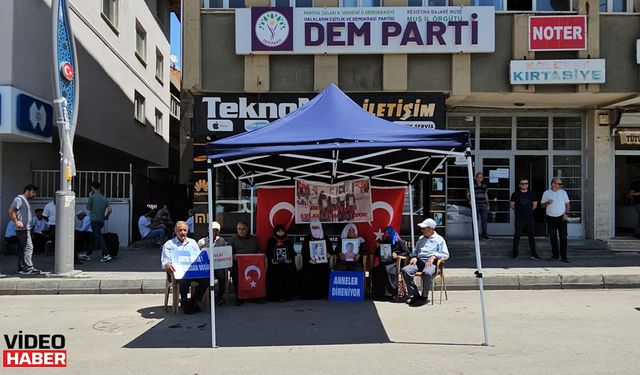 Muş'ta evlatlarına kavuşmak isteyen aileler, DEM Parti önündeki eylemlerini sürdürdü