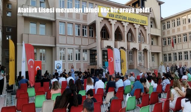 Van Atatürk Lisesi mezunları geleneksel buluşmada yeniden bir araya geldi