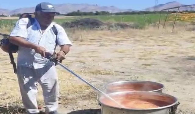 Salçayı Ot Biçme Makinesiyle Karıştırdı, Ortaya İlginç Görüntüler Çıktı
