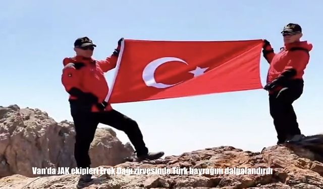 Van Erek Dağı zirvesinde JAK ekipleri Türk bayrağını dalgalandırdı