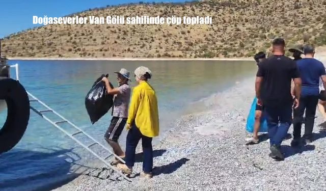 Van Gölü Ağın Sahili’nde doğaseverlerden çevre temizliği