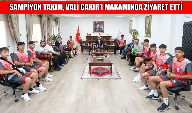 Muş'u Türkiye Şampiyonu yapan voleybol takımı, Vali Çakır’ı ziyaret etti