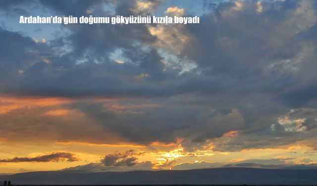 Ardahan’da gün doğumu gökyüzünü kızıla boyadı