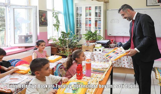 Bitlis Belediye Başkanı Nesrullah Tanğlay, Öğrencilere Boyama Seti Hediye Etti