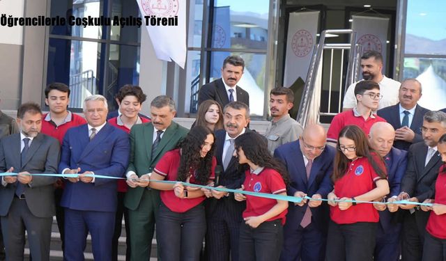 Öğrencilerle Coşkulu Açılış Töreni