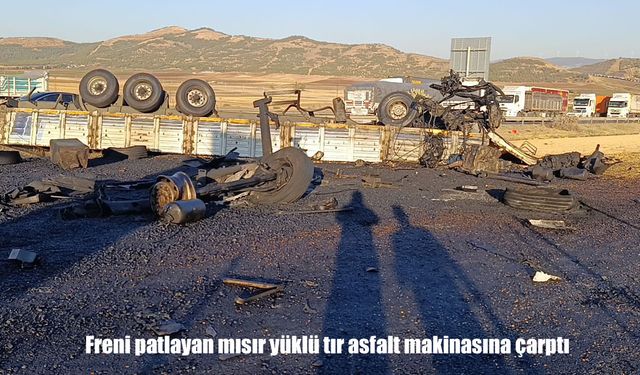 Gaziantep’te freni patlayan tır iş makinasına çarptı: Araçlar alev aldı