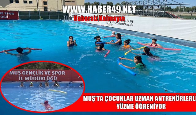 Muş’ta çocuklar uzman antrenörlerle yüzüyor