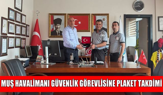 Muş Havalimanı'nı güvenlik görevlisi Kürşat Tekin plaketle ödüllendirildi
