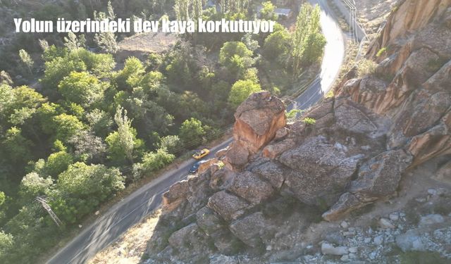 Erzurum Uzundere’de Dağ Yamacındaki Dev Kaya Tehlike Saçıyor
