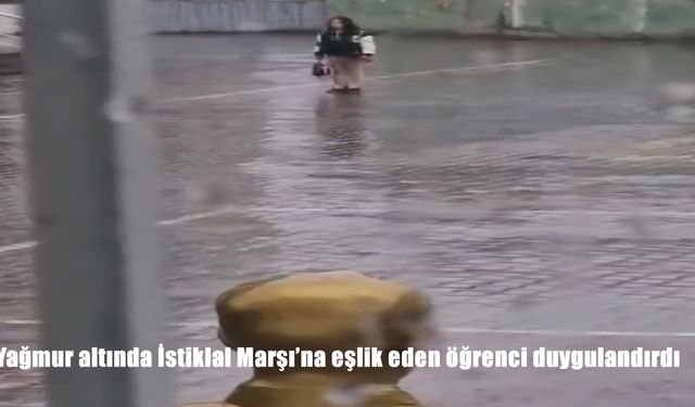 Yağmur altında İstiklal Marşı'na eşlik eden öğrenci duygulandırdı