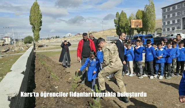 Kars’ta öğrenciler fidanları toprakla buluşturdu