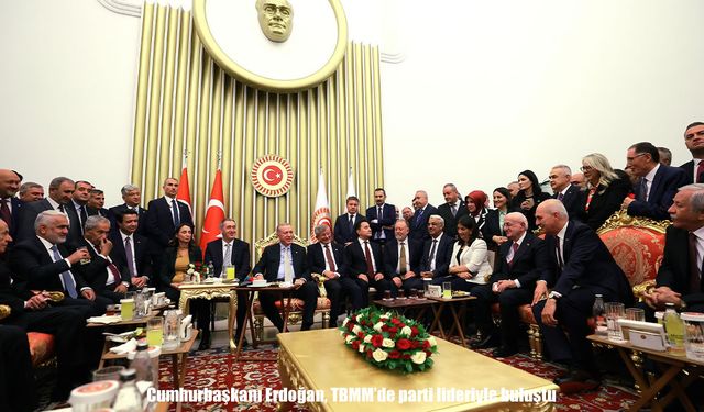 TBMM Resepsiyonunda Sürpriz Buluşma: Erdoğan ve Parti Liderleri Aynı Masada