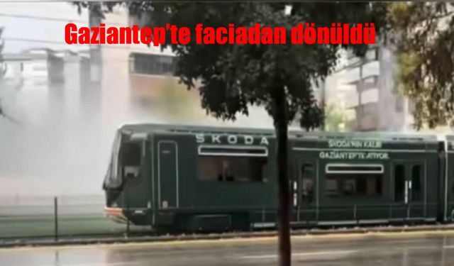 Yüzlerce yolcu ölümden döndü! Tramvaya yıldırım çarptı