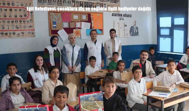 Eğil Belediyesi, çocuklara diş ve sağlıkla ilgili hediyeler dağıttı