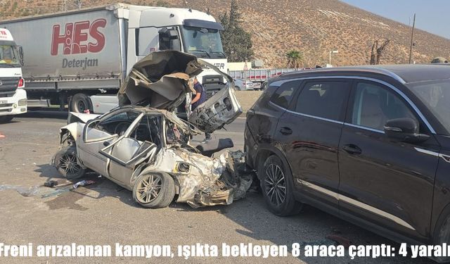Hatay’da freni arızalanan kamyon 8 araca çarptı. 4 yaralı