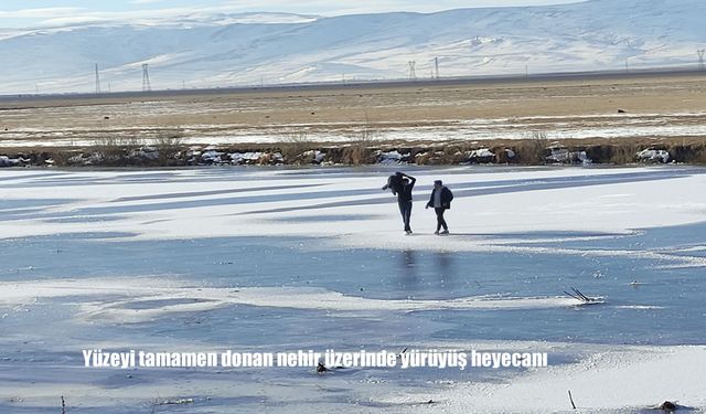 Yüzeyi tamamen donan nehir üzerinde yürüyüş heyecanı
