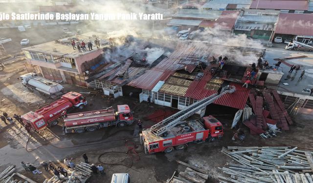 Tatvan’da Sanayi Sitesinde Kereste Dükkanında Korkutan Yangın