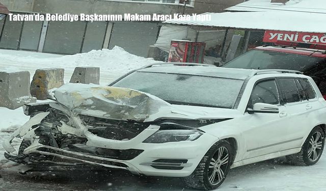 Tatvan’da Belediye Başkanının Makam Aracı Kaza Yaptı