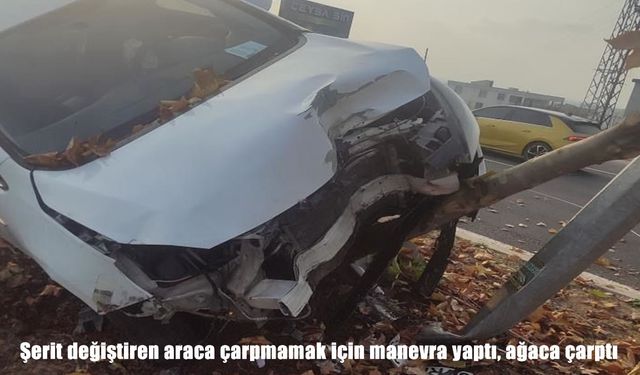 Diyarbakır’da şerit değiştiren araç kazaya neden oldu
