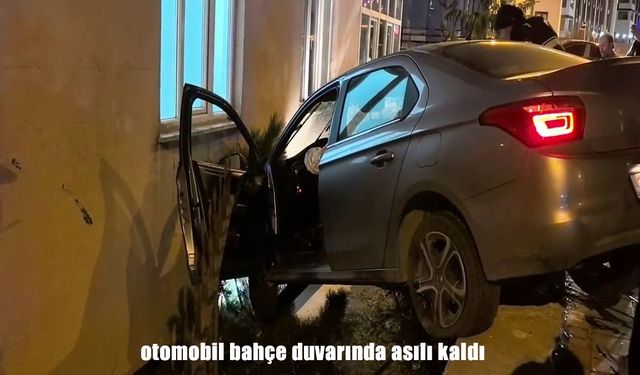 Erzurum’da otomobil bahçe duvarında asılı kaldı