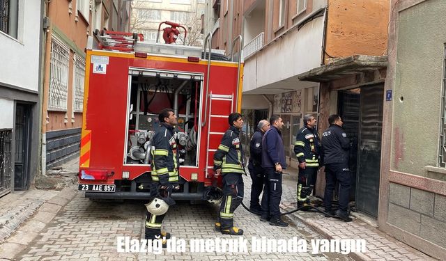 Elazığ'da metruk binada çıkan yangın söndürüldü