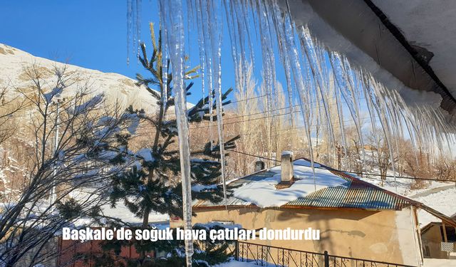 Başkale’de soğuk hava çatıları dondurdu