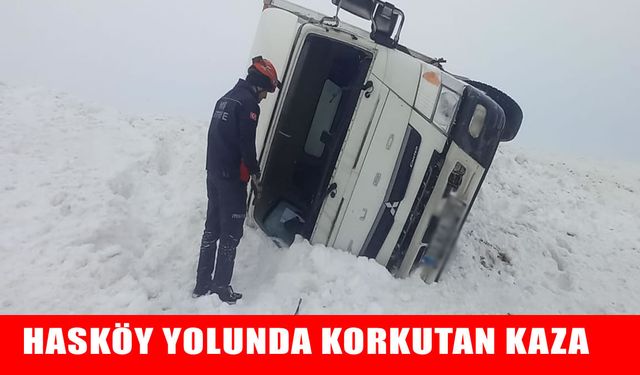 Muş'ta kar ve tipi şiddetini artırdı: Kamyonet yan yattı
