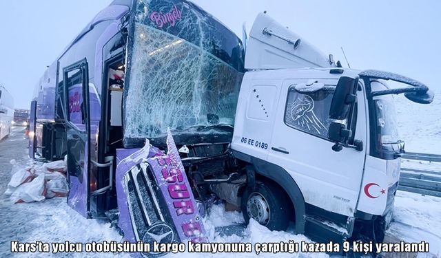 Kars'ta yolcu otobüsü ile kargo kamyonu çarpıştı: 9 yaralı