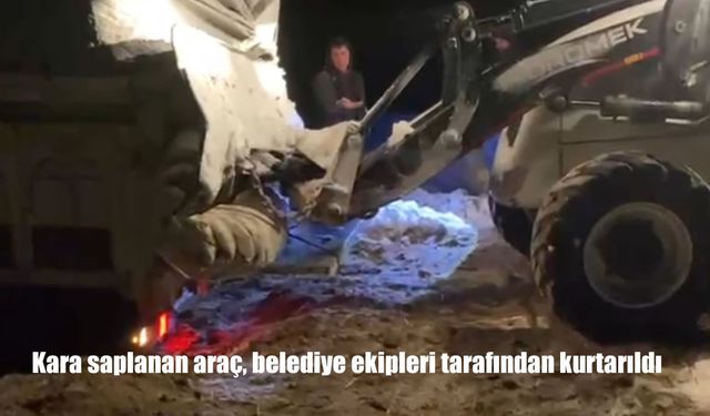 Kara saplanan araç, belediye ekipleri tarafından kurtarıldı
