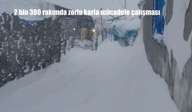 2 bin 300 rakımda zorlu karla mücadele çalışması