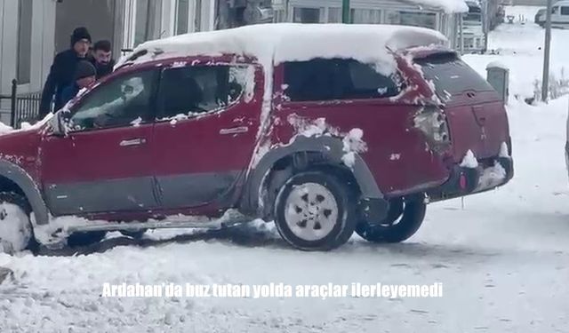 Ardahan'da buz tutan yolda araçlar ilerleyemedi
