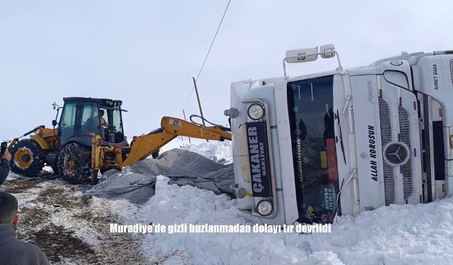 Muradiye’de gizli buzlanmadan dolayı tır devrildi