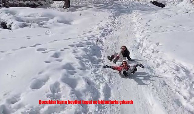 Tepsi ve bidonlar kızak oldu, çocuklar karın tadını çıkardı