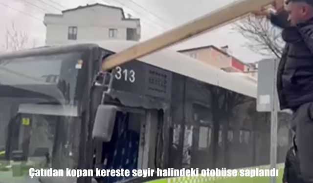 Kocaeli’de faciadan dönüldü: Çatıdan kopan kereste otobüse saplandı