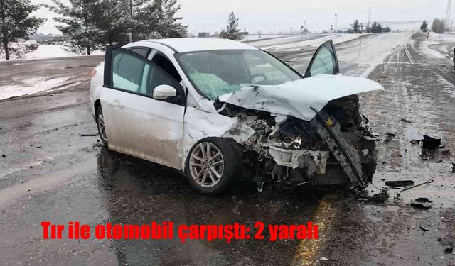 Diyarbakır’da tır ile otomobil çarpıştı: 2 yaralı