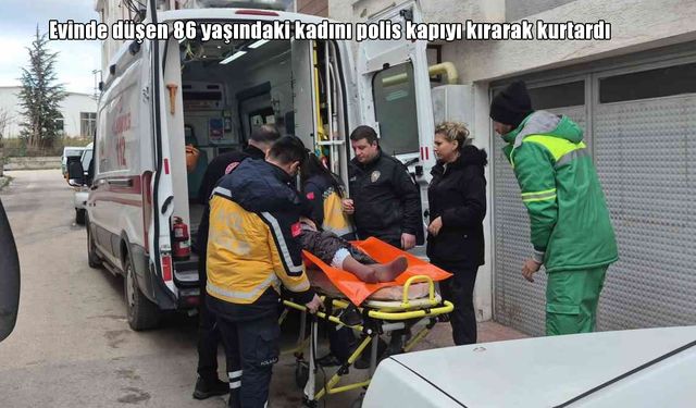 Evinde düşerek yaralanan 86 yaşındaki kadını polis kapıyı kırarak kurtardı