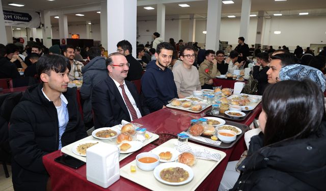 Atatürk Üniversitesi’nde Rektör Hacımüftüoğlu Öğrencilerle İftar Yaptı