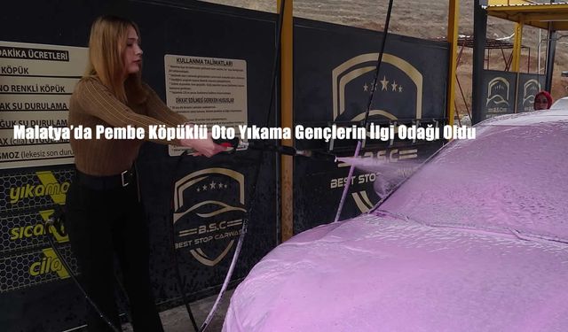 Malatya’da Pembe Köpüklü Oto Yıkama Gençlerin İlgi Odağı Oldu