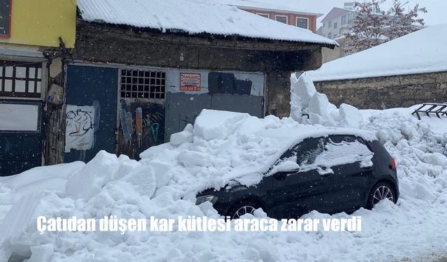 Çatıdan düşen kar kütlesi araca zarar verdi